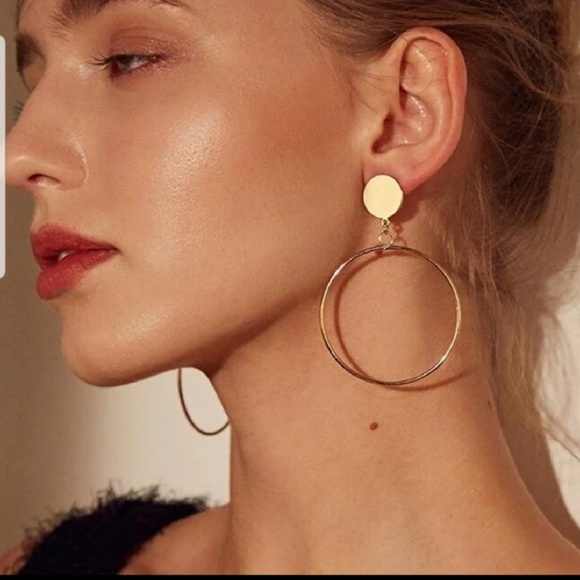 Jewelry - 🌟3/$10🌟 Gold Metal Hoop Statement Earrings